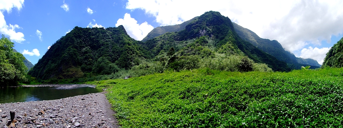 centre-pano3-5-DSCF0097-DSCF0101 - 8197x3071 - CCUL-Smartblend.JPG.jpg - le décor volcanique de Tahiti - 5img (2.90m x 1cm)